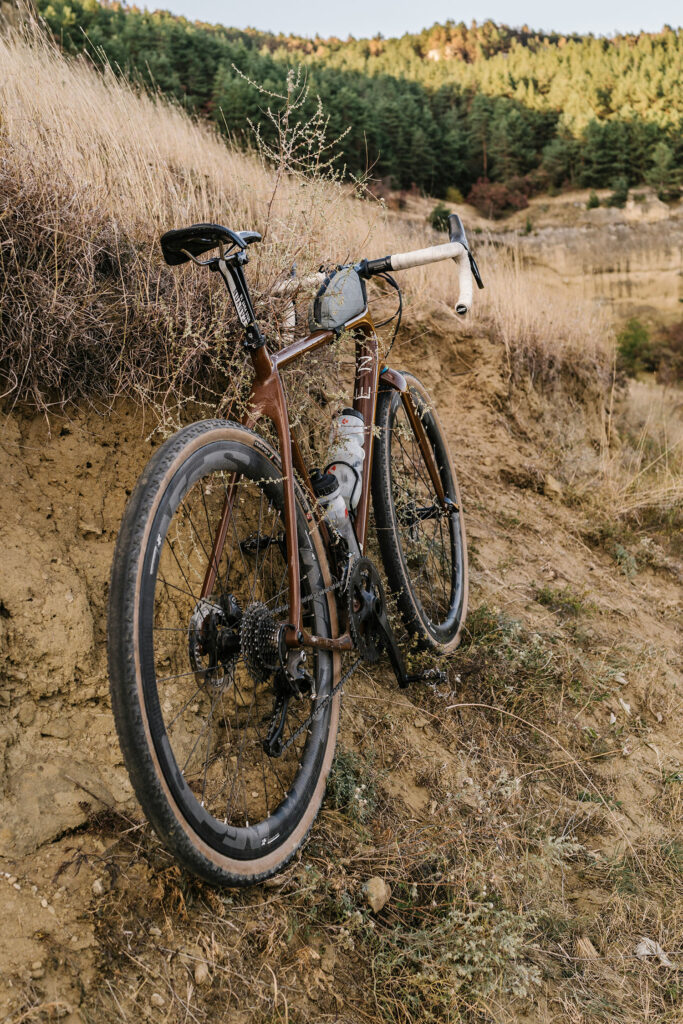 Foto von <a href="https://unsplash.com/de/@vaccinium?utm_source=unsplash&utm_medium=referral&utm_content=creditCopyText">Dmitrii Vaccinium</a> auf <a href="https://unsplash.com/de/fotos/schwarz-graues-rennrad-tagsuber-auf-braunem-rasenplatz-GeUnKMAfX6s?utm_source=unsplash&utm_medium=referral&utm_content=creditCopyText">Unsplash</a>